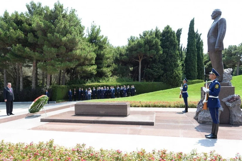 Tacikistan Prezidenti Fəxri və Şəhidlər xiyabanlarını ziyarət edib - YENİLƏNİB