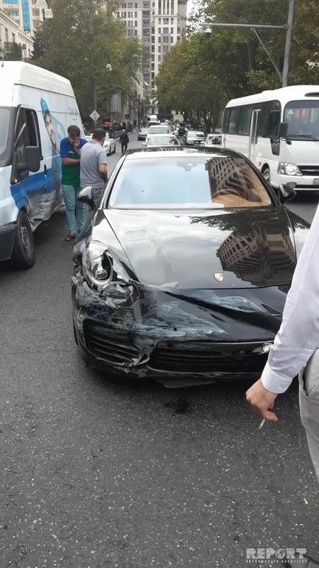 Bakının mərkəzində “Porsche” qəza törədib - FOTO
