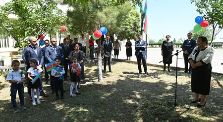 Təhsil naziri müharibədə zərər çəkən məktəbin Son zəng tədbirində iştirak edir