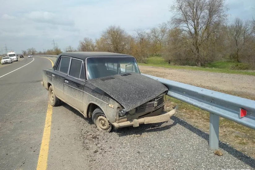 ДТП на западе Азербайджана: автомобиль врезался в ограждение - ФОТО - ВИДЕО