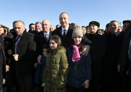 Prezident Sumqayıtın dənizkənarı bulvarında şəhərin sakinləri ilə görüşüb