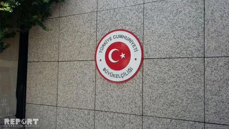 Bakı sakinləri Türkiyə səfirliyinə gül aparmaqda davam edir - FOTO
