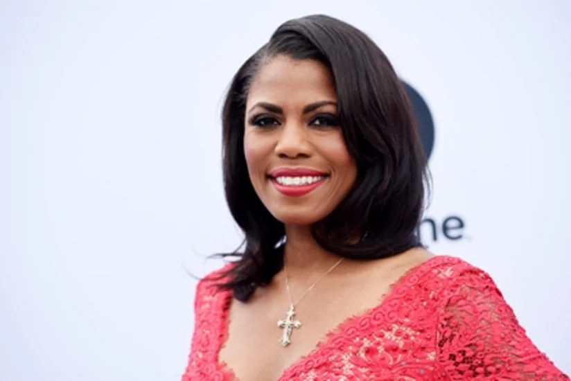 Donald Tramp teleşousundan üç dəfə qovduğu xanımı Ağ Evə gətirmək niyyətindədir