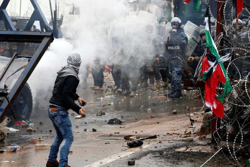 ABŞ-ın Livandakı səfirliyi qarşısında polis etirazçılara qarşı gözyaşardıcı qaz tətbiq edib