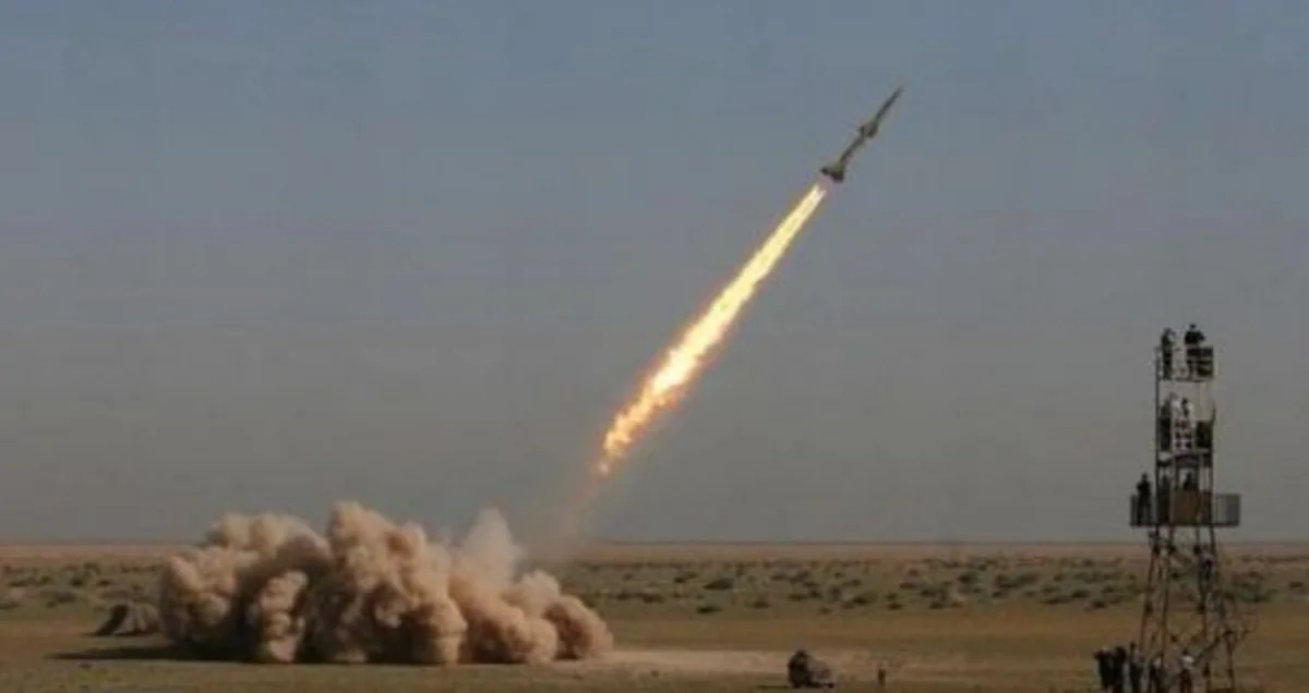 İran yaxın mənzilli iki ballistik raketini sınaqdan keçirib