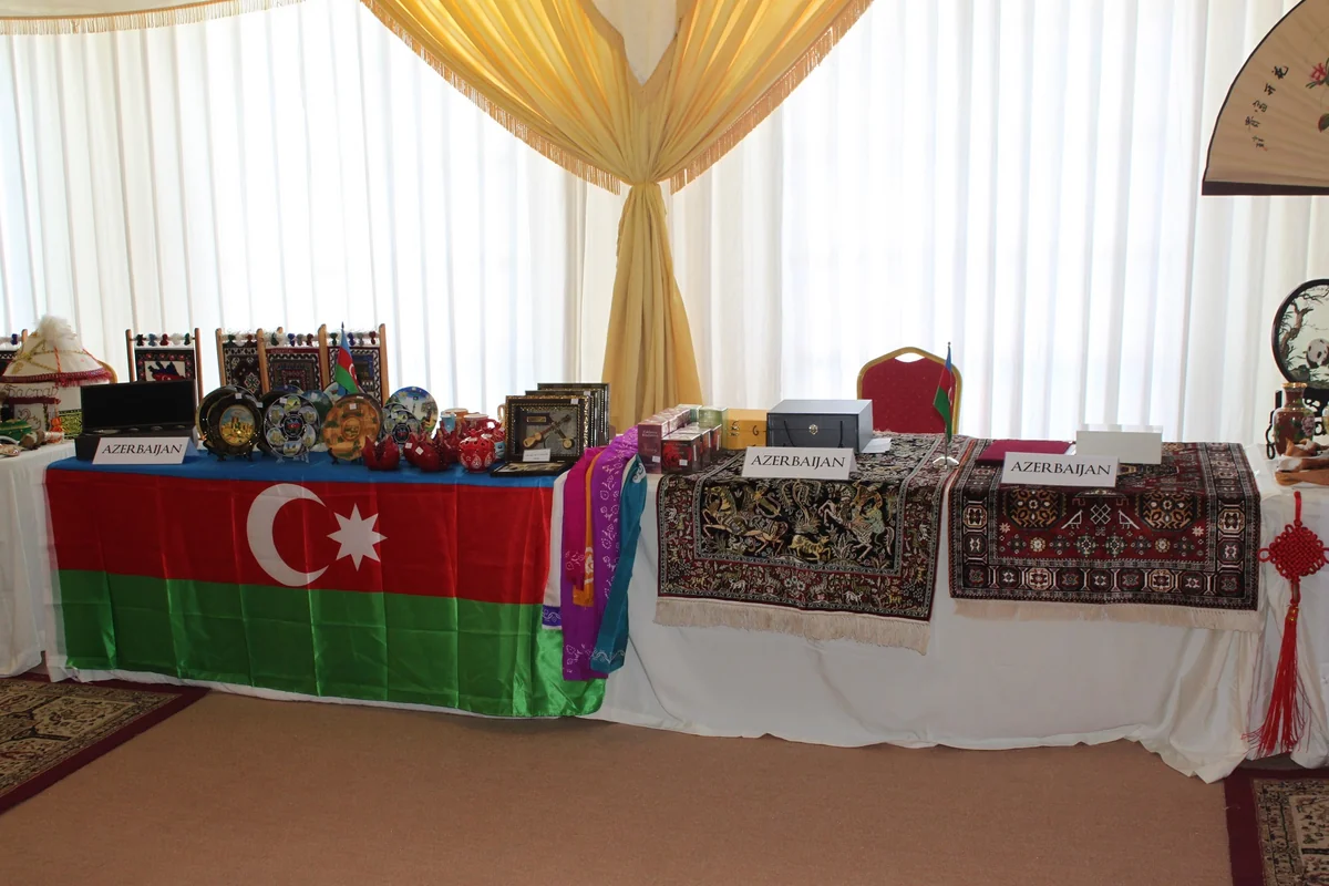 Azərbaycan BƏƏ-də keçirilən “Beynəlxalq Xeyriyyə Bazarı 2016” adlı aksiyada iştirak edib