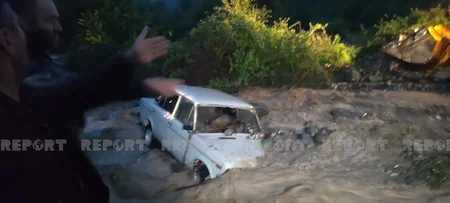Şəkidə sel kəndlə şəhərin əlaqəsini kəsib, avtomobili aparıb