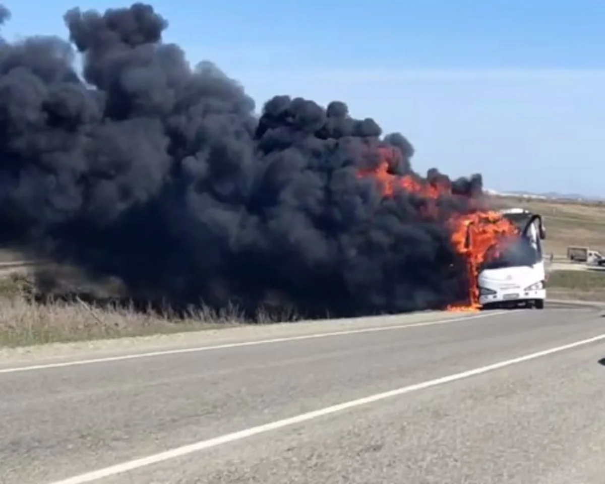 Почти 50 человек эвакуировали из горящего пассажирского автобуса под Анапой