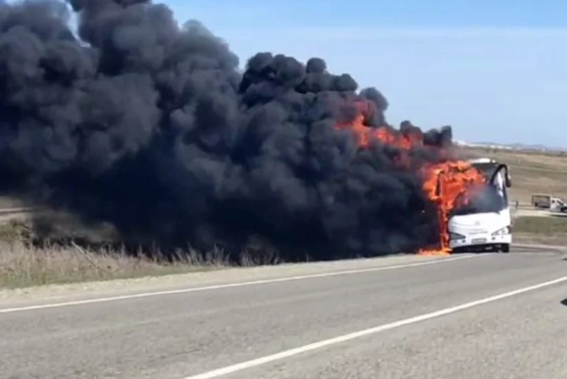 Почти 50 человек эвакуировали из горящего пассажирского автобуса под Анапой