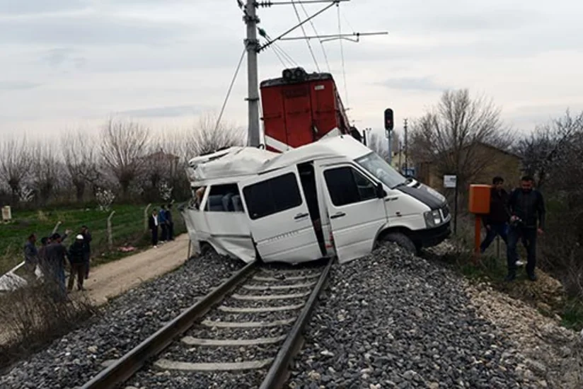 ​Türkiyədə məktəblilərin mikroavtobusu ilə qatar toqquşub