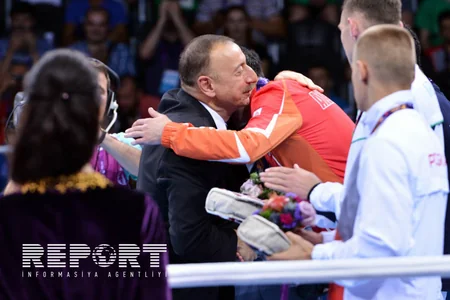 Prezident İlham Əliyev Bakı 2015də qalib gələn Albert Səlimova qızıl medalı təqdim edib - FOTO
