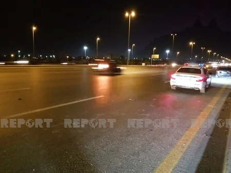 Bakıda sürücü idarəetməni itirərək işıq dirəyinə çırpıldı