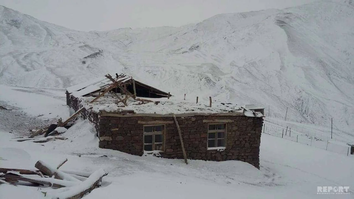Güclü külək Qubada məktəbin damını uçurdu - FOTO