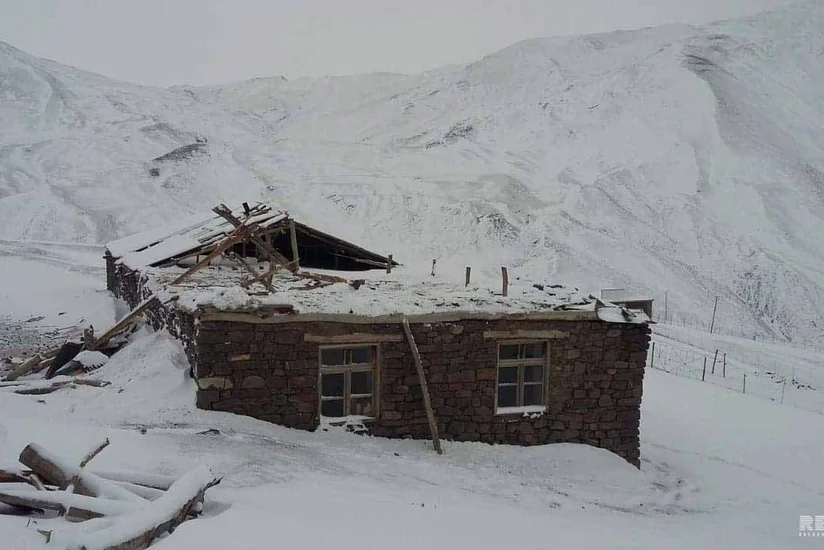 Güclü külək Qubada məktəbin damını uçurdu - FOTO