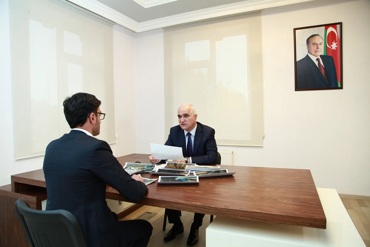 İqtisadiyyat naziri Biləsuvarda vətəndaşları qəbul edib