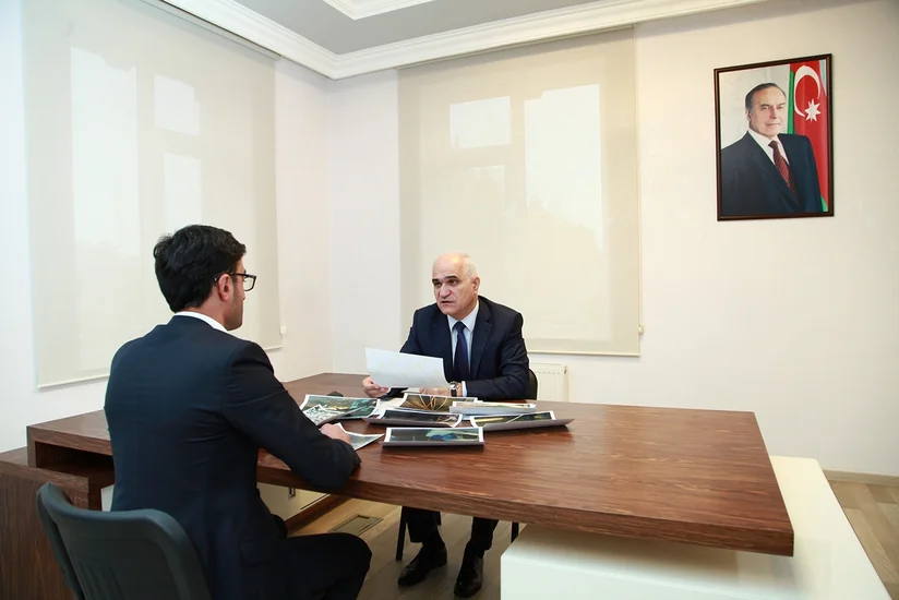 İqtisadiyyat naziri Biləsuvarda vətəndaşları qəbul edib