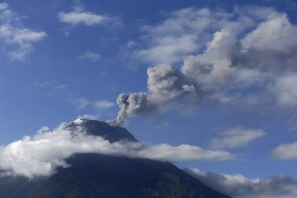 Ebeko volcano on Kuril islands generates ash plumes to height of 2 km