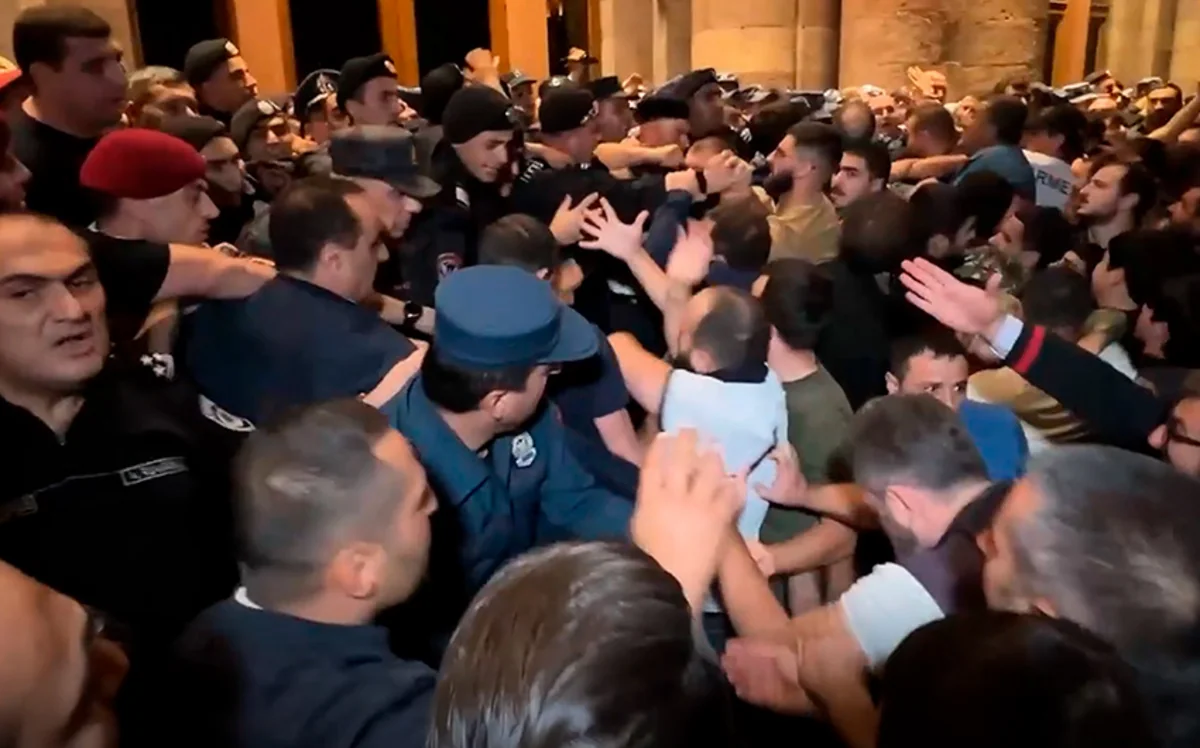 İrəvanda polis etirazçılara qarşı səs qumbaralarından istifadə etməyə başlayıb