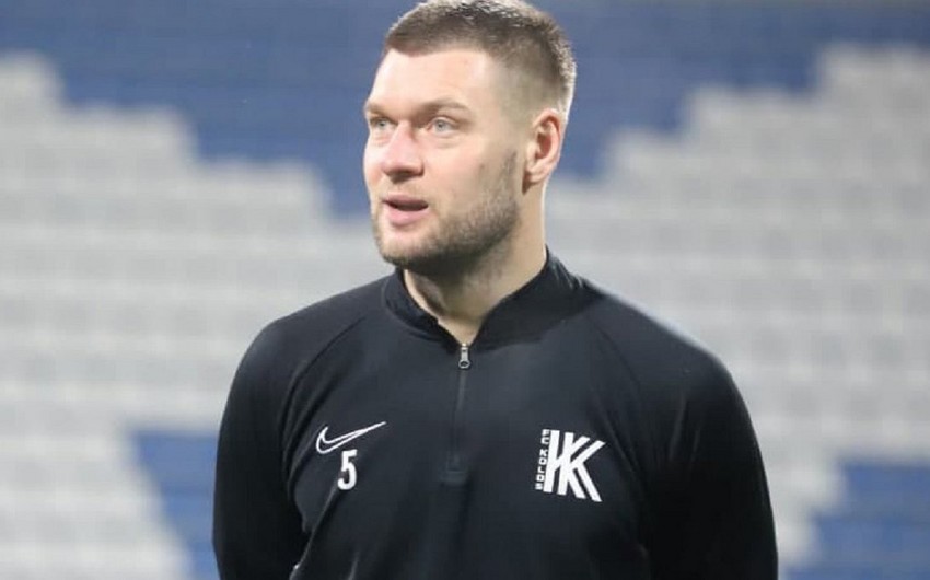 Neftçinin sabiq futbolçusu Ukraynanı övladları ilə tərk edib