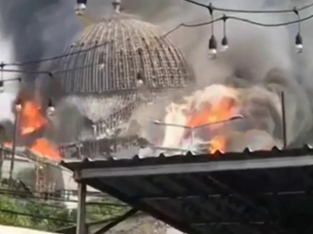 Mosque dome in Indonesia collapses