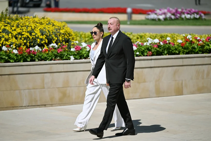 President Ilham Aliyev and First Lady Mehriban Aliyeva pay tribute to Azerbaijanis who died for Victory over fascism