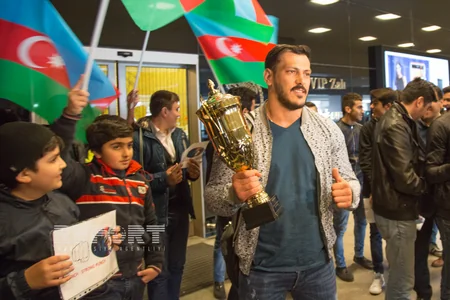 Zabit Səmədov Vətənə qayıdıb