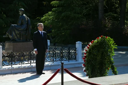 Коллектив МЭПР посетил Аллею почетного захоронения и Аллею шехидов