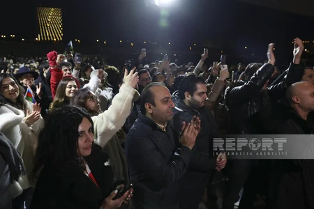 Bakıda Heydər Əliyev Mərkəzinin qarşısında xalq seçkinin ilkin nəticələrini izdihamla qeyd edir
