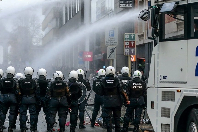 Brüsseldə etiraz aksiyasında dörd polis yaralanıb
