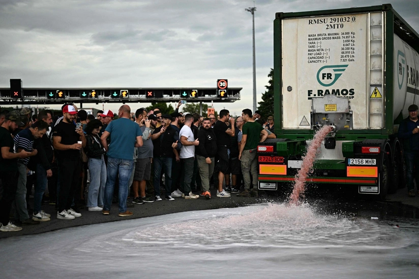 Испанские фермеры в ходе акции протеста вылили 25 тыс. литров французского вина