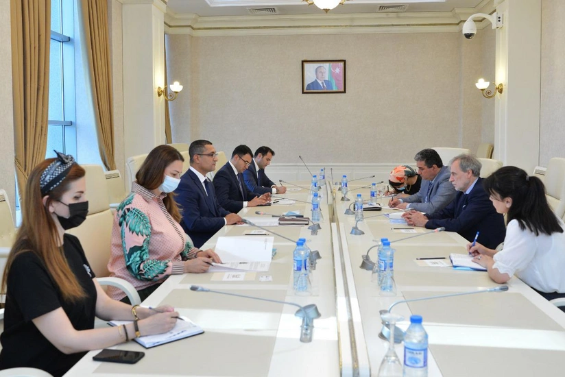 Azerbaijani MPs meet with delegation of French news portal 
