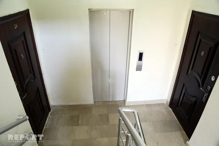 Bakıda yanan binanın sakinləri mənzillərinə köçürülür - FOTO