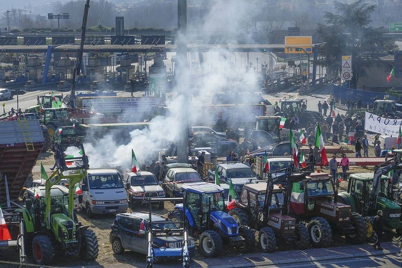 Yunan fermerlər traktorlarla Afinaya getməyə qərar verib