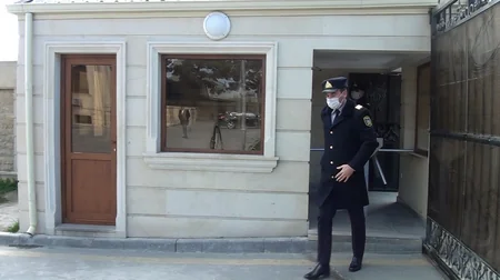 Polis sürücülərə tibbi spirt, maska və əlcək payladı