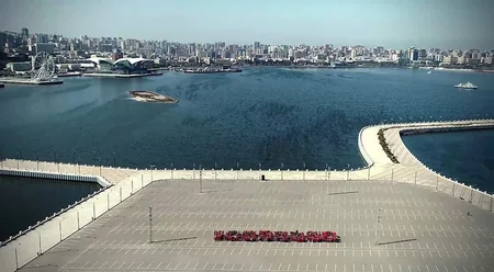 Gənclər Bayraq Meydanında 10 milyonuncu sakinin şərəfinə fləş-mob edib