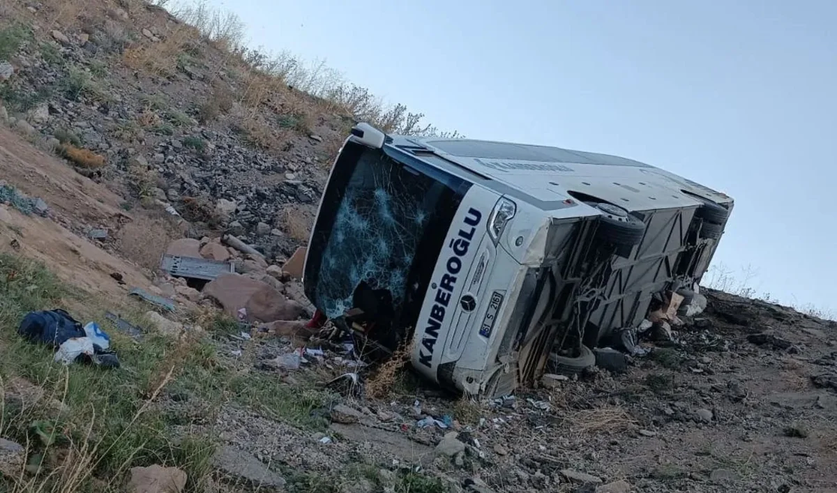 Türkiyədə sərnişin avtobusu dərəyə aşıb, ölən və yaralananlar var