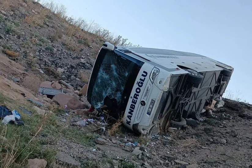 Три человека погибли, десятки пострадали при падении автобуса в ущелье на северо-востоке Турции