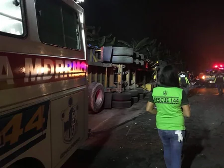 Filippində avtobusla yük maşını toqquşub, 2 nəfər ölüb, 60-a yaxın şəxs yaralanıb