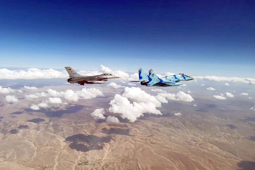 Azərbaycanın qırıcı təyyarələri şərti düşmənə zərbələr endirib - VİDEO