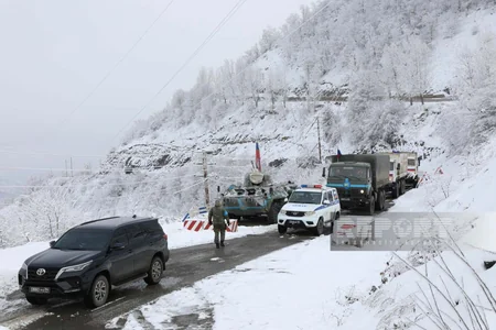 Vehicle belonging to Russian peacekeepers moves freely on Khankandi-Lachin road