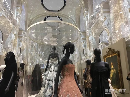 Parisdə məşhur modelyer Kristian Diorun yaradıcılığının 70 illiyi qeyd olunub - FOTOREPORTAJ