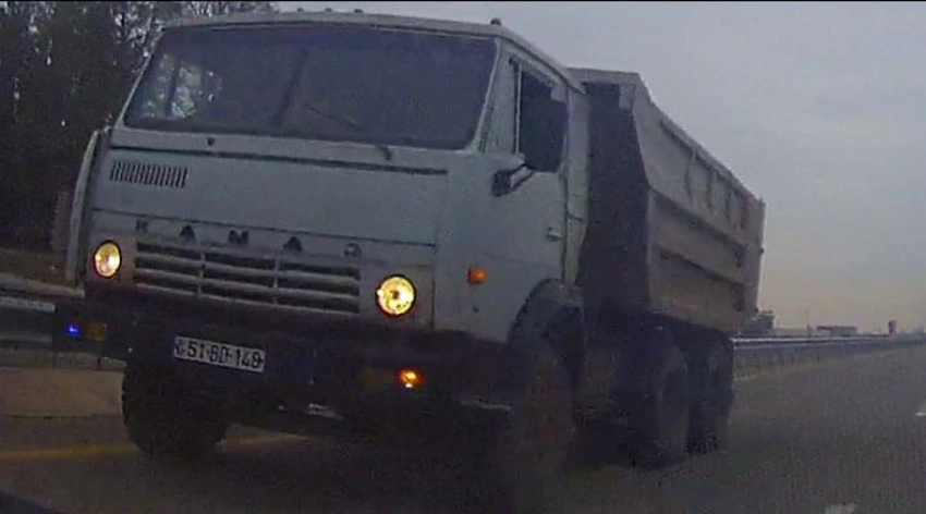 KamAZ əks istiqamətdə hərəkət edərək qəza şəraiti yaradıb - VİDEO