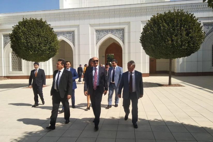 Əbülfəs Qarayev Daşkənd Prezident Məktəbi və “Minor” məscid kompleksi ilə tanış olub