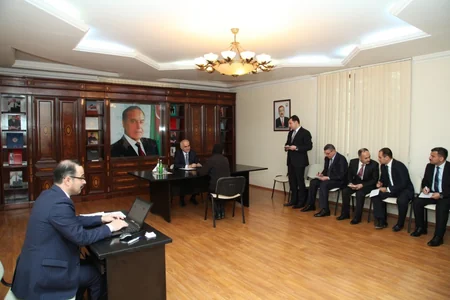 ​İqtisadiyyat və sənaye naziri Yevlaxda vətəndaşları qəbul edib