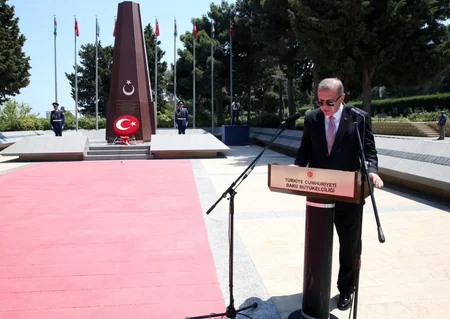 Ərdoğan Fəxri xiyabanı və Şəhidlər xiyabanını ziyarət edib