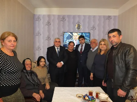 Milli Məclisin deputatı Xocalı soyqırımı zamanı 20 nəfər yaxınını itirmiş qadına baş çəkib