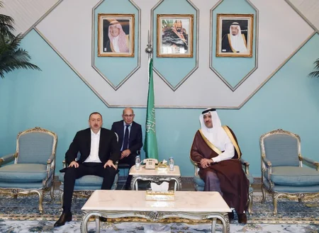 ​İlham Əliyev Mədinədə Peyğəmbər məscidini ziyarət edib
