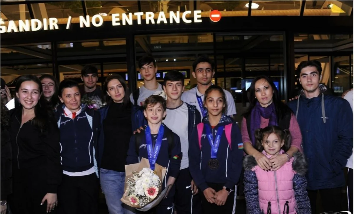 Avropa çempionatında uğurla çıxış edən gimnastlar Vətənə qayıdıblar