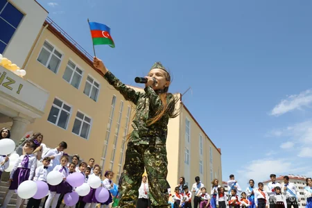 Təhsil naziri məcburi köçkün şagirdlərin Son zəngində  - FOTOREPORTAJ
