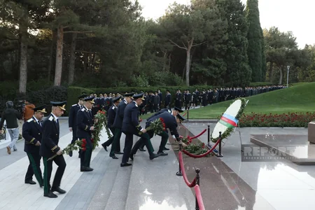 Kamran Əliyev prokurorluq işçilərinin peşə bayramı münasibətilə Fəxri xiyabanı ziyarət edib